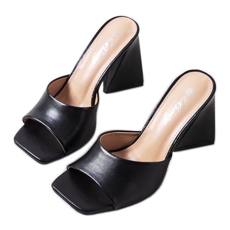 Chaussons noirs sur le poste d'Istila le noir