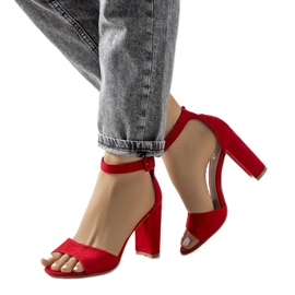 Sandales rouges sur le poteau Doyle