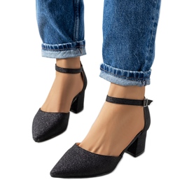 Escarpins noirs brillants sur le post Mawahi