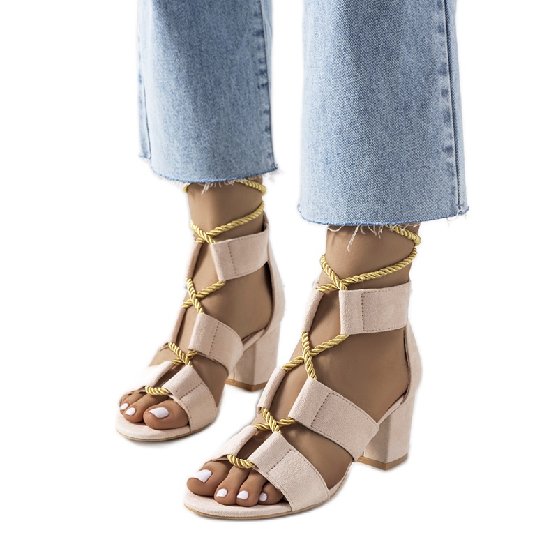 Sandales beiges sur le poste de Saliba