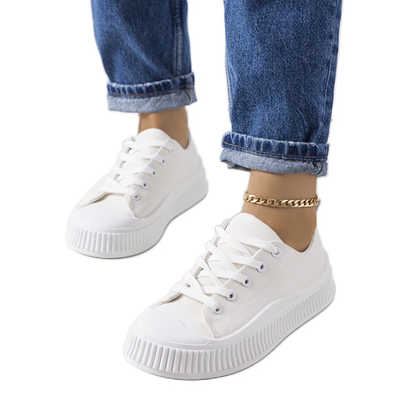 Baskets beiges sur la plateforme Zargan