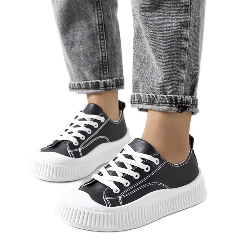 Baskets noires sur la plateforme Zargan le noir