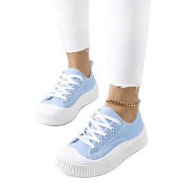 Baskets bleues sur la plateforme Zargan