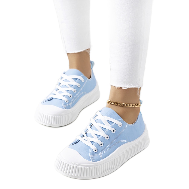 Baskets bleues sur la plateforme Zargan