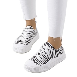 Baskets noires et blanches sur la plateforme Chovka