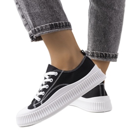 Baskets noires sur la plateforme Chovka