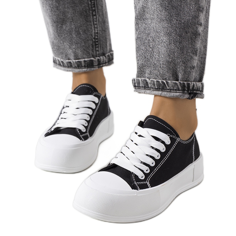 Baskets noires sur la plateforme Louisal le noir