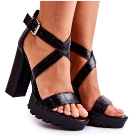 Sandales à la mode sur une barre avec une ceinture Rammis noire en serpent