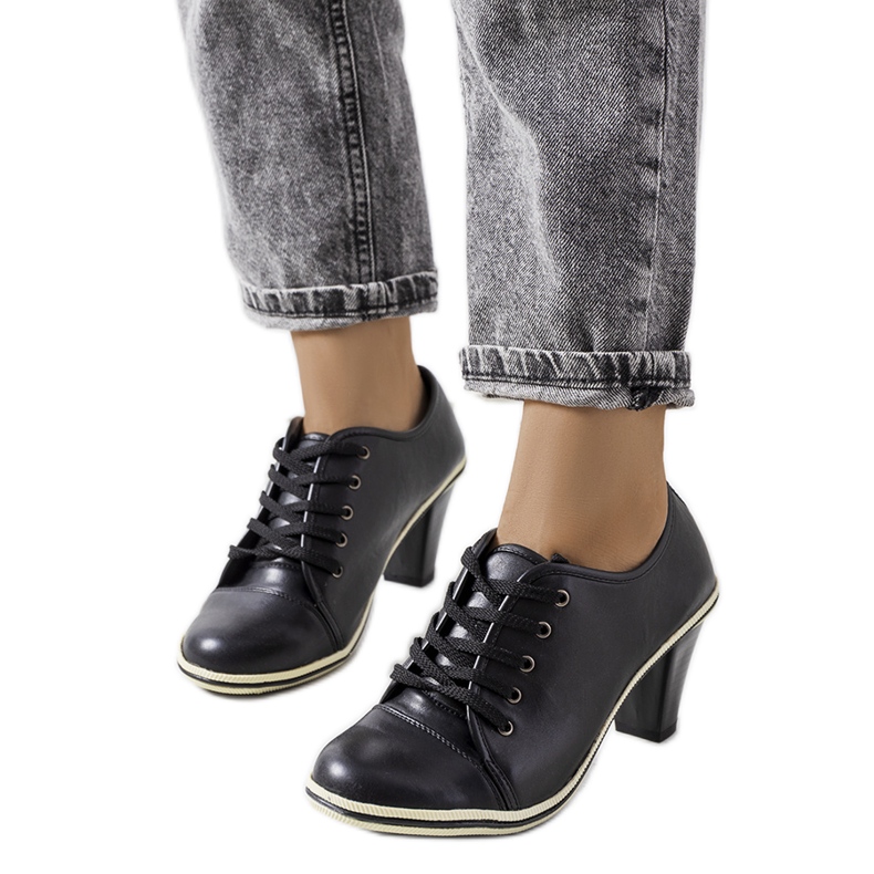BM Chaussures noires sur le post Filra le noir BM Chaussures noires sur le post Filra le noir