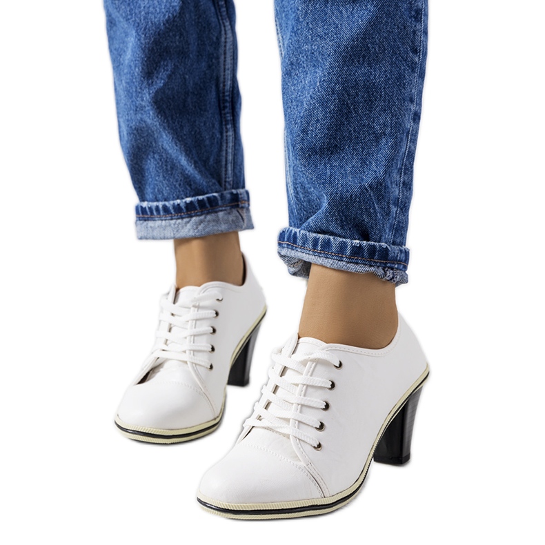 BM Chaussures blanches sur le post Filra BM Chaussures blanches sur le post Filra