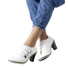 Chaussures blanches sur le poteau de Payla