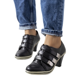 Richelieus noirs sur le poste de Payla