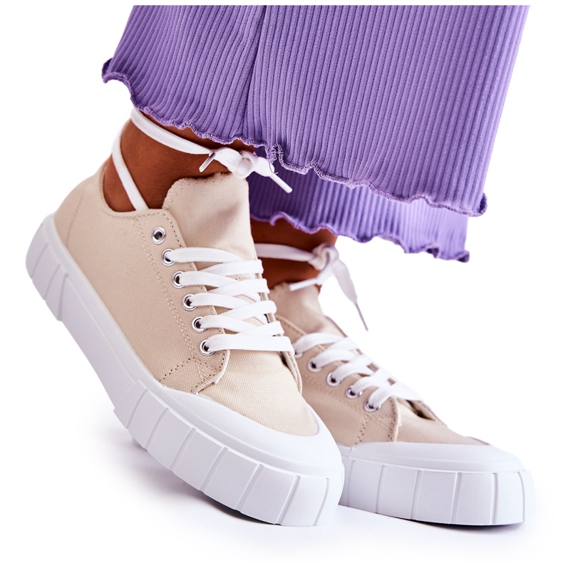 Baskets Femme Beige Vient Sur La Plateforme