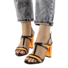 Sandales orange sur le poteau Puddy noir
