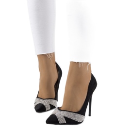 Les hauts talons noirs de Steven