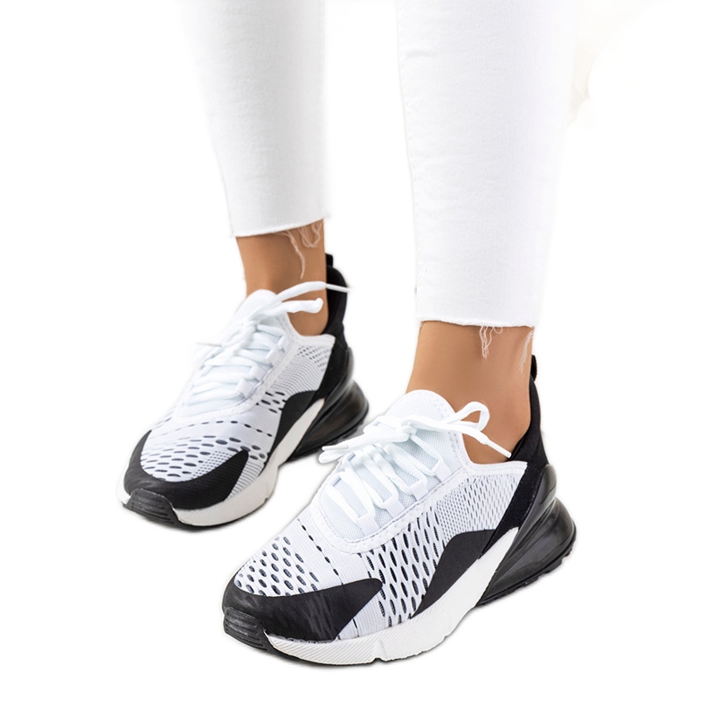 Baskets de sport blanches Sint le noir Baskets de sport blanches Sint le noir