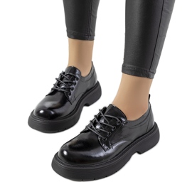 Chaussures à lacets noires sur la plateforme Henris