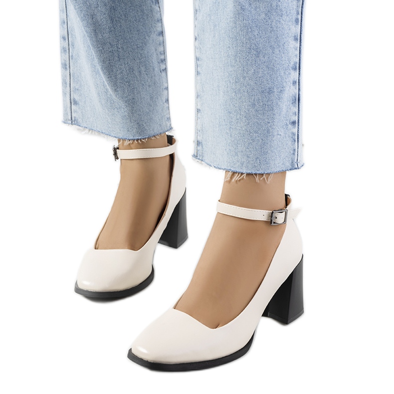 Escarpins beiges à bride