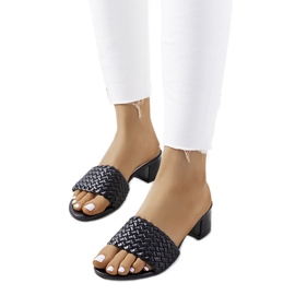 Babouches tressées noires sur la poste de Verdun