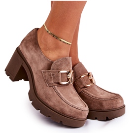 PL5 Chaussures élégantes Harmell beige foncé sur un pilier avec un ornement doré brun
