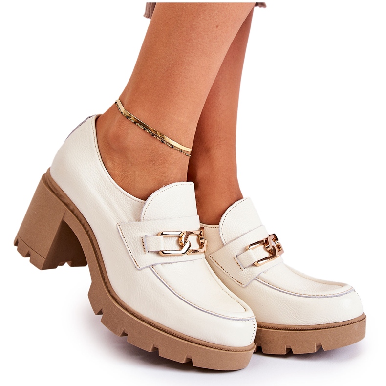Chaussures en cuir sur pilier avec une décoration dorée Mikeyla beige clair Chaussures en cuir sur pilier avec une décoration dorée Mikeyla beige clair