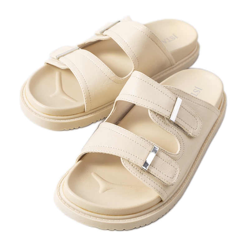 Chaussons beiges sur la plateforme Boonah