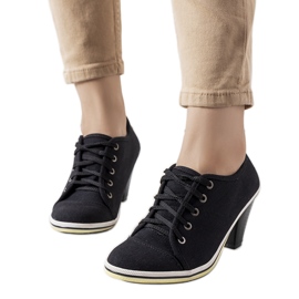 Richelieus noirs sur le poste de Belisle le noir Richelieus noirs sur le poste de Belisle le noir