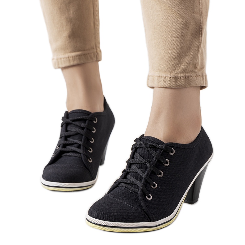 Richelieus noirs sur le poste de Belisle le noir Richelieus noirs sur le poste de Belisle le noir