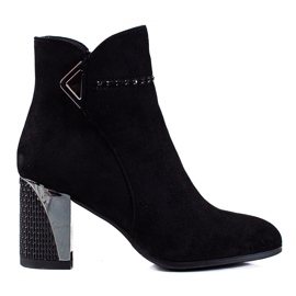Bottes noires classiques sur le poteau Goodin le noir