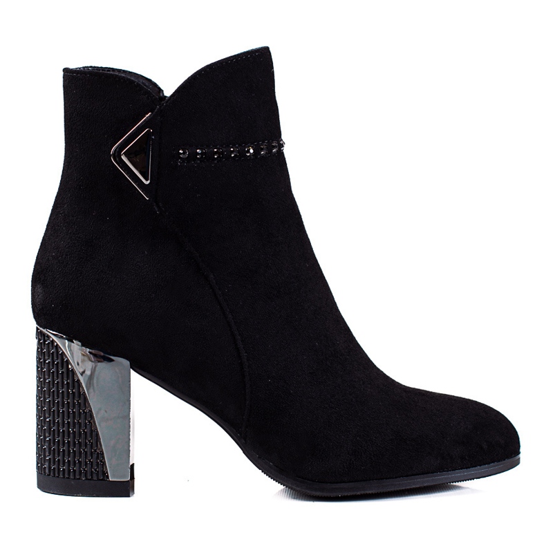 Bottes noires classiques sur le poteau Goodin le noir