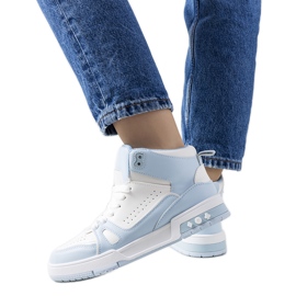 Baskets bleues de Grandis blanche