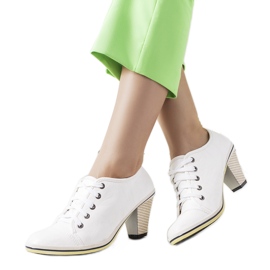 Richelieus blancs sur le poste de Belisle blanche Richelieus blancs sur le poste de Belisle blanche