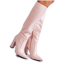 Bottes de constance beiges à la mode sur un bar