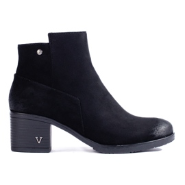 Bottes noires classiques sur le poste W. Potocki le noir