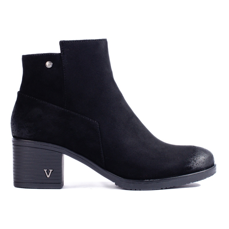 Bottes noires classiques sur le poste W. Potocki le noir