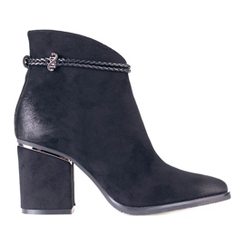 Boots en daim noir sur le post W. Potocki le noir Boots en daim noir sur le post W. Potocki le noir