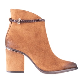Boots en daim marron sur le post W. Potocki brun