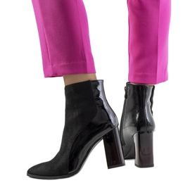 Bottes noires sur le poste de Leonar