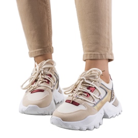 Baskets beiges d'Amarillo doré