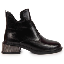 Bottes pour femmes Filippo noires sur un bloc décoratif