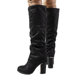 Bottes noires sur le poste Ives le noir Bottes noires sur le poste Ives le noir