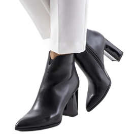 Des bottines noires sur le poteau Ezinet