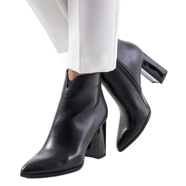 Des bottines noires sur le poteau Ezinet le noir Des bottines noires sur le poteau Ezinet le noir