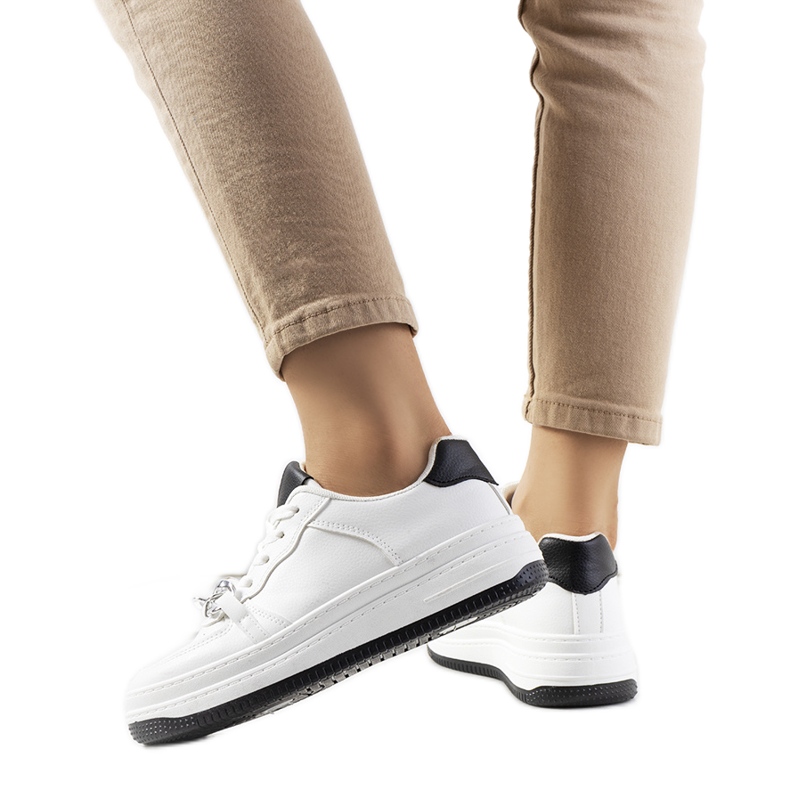 Baskets blanches avec une chaîne de Maring