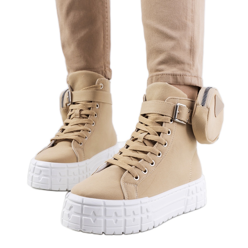 Baskets beiges sur la plateforme Lambari