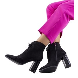 Bottes noires sur le poste Deti le noir Bottes noires sur le poste Deti le noir