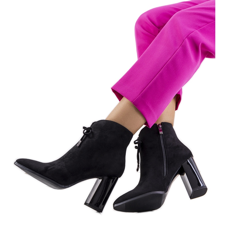 Bottes noires sur le poste Deti le noir Bottes noires sur le poste Deti le noir