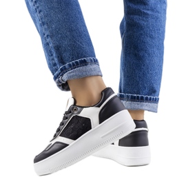 Baskets noires sur la plateforme Coronel