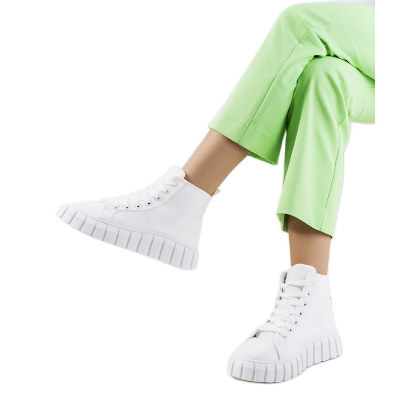 BM Baskets blanches sur la plateforme Horizo