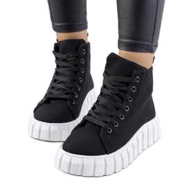 BM Baskets noires sur la plateforme Horizo